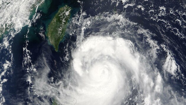 Der Taifun "Malakas" kurz vor Taiwan (Bild: NASA/Goddard Rapid Response Team)