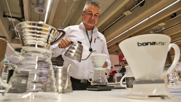 Kaffeespezialist Goran Huber präsentierte den Besuchern, wie ein guter Filterkaffee zubereitet wird. (Bild: Christof Birbaumer / Kronenzeitung)