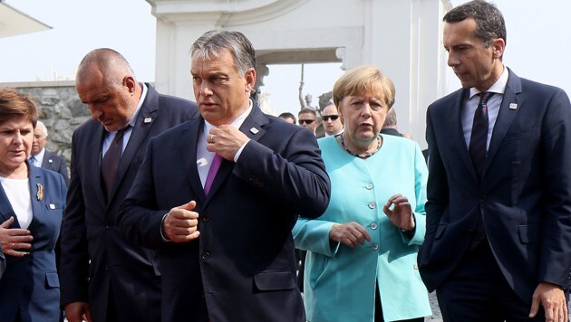 Kern, Merkel, Orban, Bulgariens Borissow und Polens Szydlo (v.re.n.li.) beim Gipfel (Bild: ASSOCIATED PRESS)