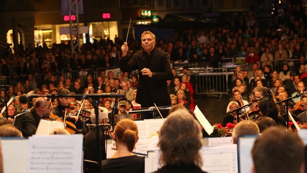 Das Philharmonische Orchester unter Dirk Kaftan â01Erockteâ01C den Grazer Hauptplatz... (Bild: Jürgen Radspieler)