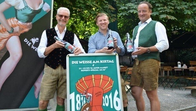 Wirt Gustl Absmann, Geschäftsführer Felix Gmachl und Wirt Peter Huber (v. l. ) mit Jubiläumsbier (Bild: Weißbierbrauerei/Skias)
