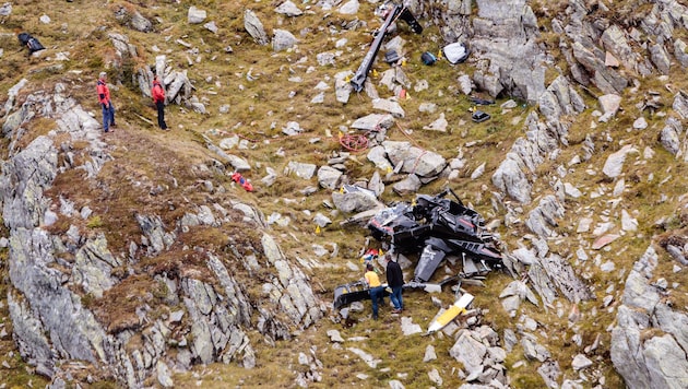 Die Absturzstelle im steilen Gelände mit Wrackteilen des Hubschraubers (Bild: APA/EXPA/JFK)