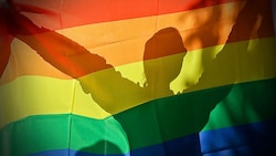 Strafrechtlich verfolgte Homosexuelle werden von der österreichischen Justiz entschädigt und rehabilitiert. (Bild: AP, krone.at-Grafik)