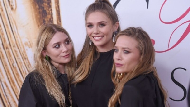 Familienbande: Elizabeth Olsen (Mitte) mit ihren Schwestern Mary-Kate und Ashley Olsen (Bild: AFP)