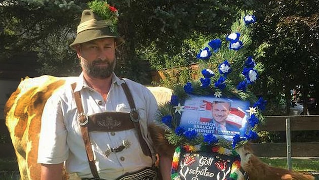 Der Götzner Gemeinderat und Bauer Christian Abentung posiert stolz neben seiner "Wahlkuh". (Bild: APA/FPÖ-TIROL)