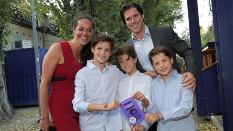 Tassilo Wallentin mit Ehefrau Patricia und den Kindern Tilman, Tristan und Tassilo (Bild: Starpix/Alexander TUMA)
