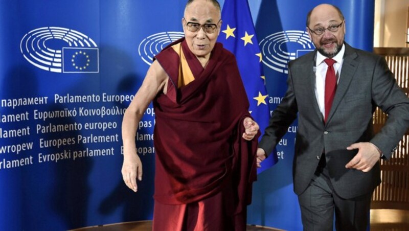 Der Dalai Lama mit dem Präsidenten des EU-Parlaments, Martin Schulz (Bild: APA/AFP/Frederick Florin)