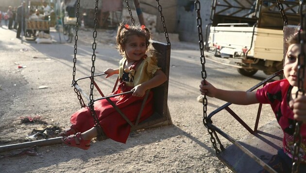 Spielende Mädchen in der von Rebellen kontrollierten Stadt Hamouria (Bild: APA/AFP/Abd Doumany)
