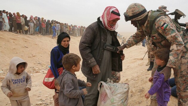 Ein jordanischer Soldat bei der Kontrolle von syrischen Flüchtlingen an der Grenze (Bild: APA/AFP/KHALIL MAZRAAWI)