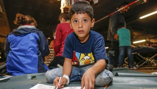 Ein Flüchtlingskind vergangenes Jahr in der Bahnhofsgarage: Keine Chance auf Bildung ab 15 Jahren? (Bild: Markus Tschepp)