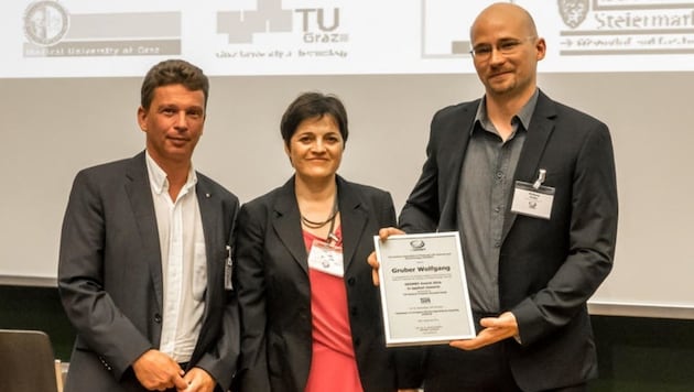Dr. Wolfgang Gruber (re.) mit der Auszeichnung: "Es ist ein vielversprechender Therapieansatz." (Bild: ÖGMBT/Fabian Istel)