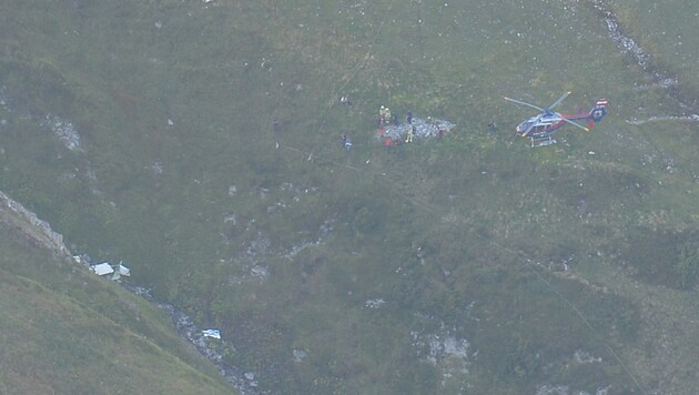 Der Pilot streifte das Tragseil der Vallugabahn, stürzte ab und blieb neben dem Bachbett liegen. (Bild: zeitungsfoto.at)