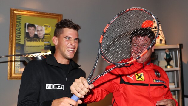 Querschläger mit dem Tennisschläger: Dominic Thiem mit Comedy Hirte Peter Moizi (Bild: KRISTIAN BISSUTI)