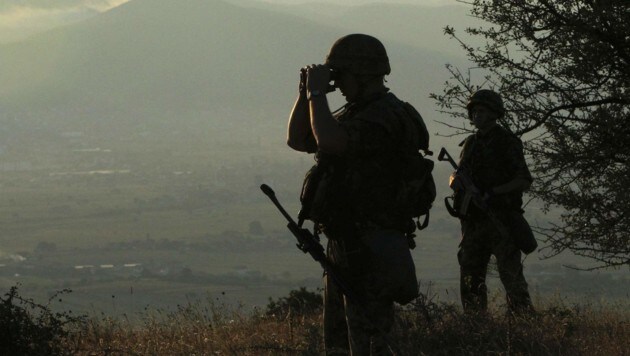 Serbische Grenzsoldaten beobachten mögliche Ausweichrouten der Flüchtlinge. (Bild: APA/AFP/SASA DJORDJEVIC)