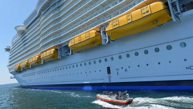 Eines dieser gelben Rettungsboote hat sich gelöst. (Bild: APA/AFP/JEAN-FRANCOIS MONIER)