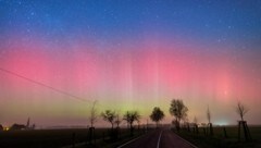 Selten, aber doch erscheinen Polarlichter auch über Österreich - jetzt könnte es wieder soweit sein.  (Bild: APA/dpa/Patrick Pleul)