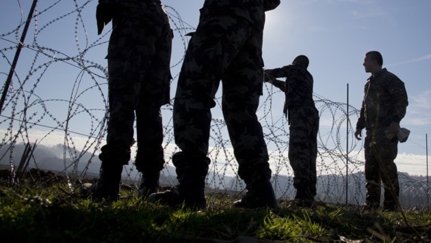 Ein Zaun an der slowenisch-österreichischen Grenze (Bild: AP)