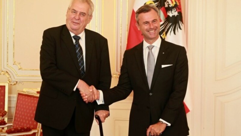 Hofer (re.) im Hofburg-Wahlkampf auf "Staatsbesuch" bei Zeman in Prag (Bild: AFP)