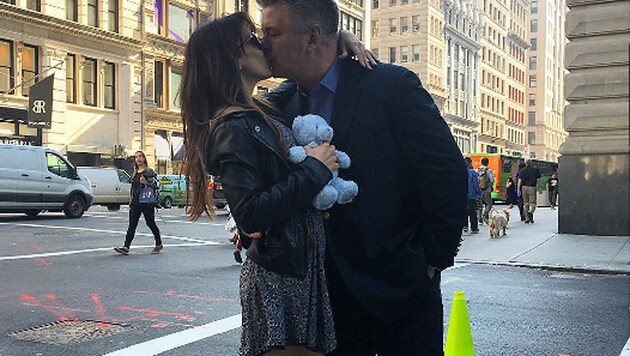 Mit einem innigen Kuss verkündeten Hilaria und Alec Baldwin, dass sie wieder Eltern werden. (Bild: instagram.com/hilariabaldwin)