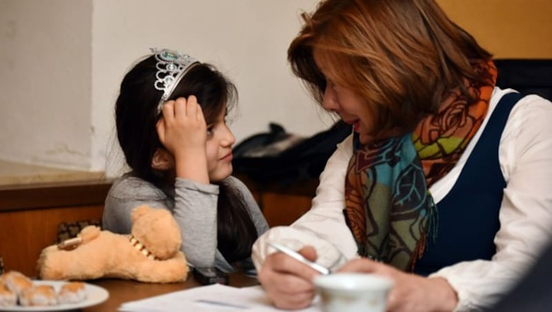 Conny Bischofberger im Gespräch mit der kleinen Dunja (Bild: Markus Wenzel)