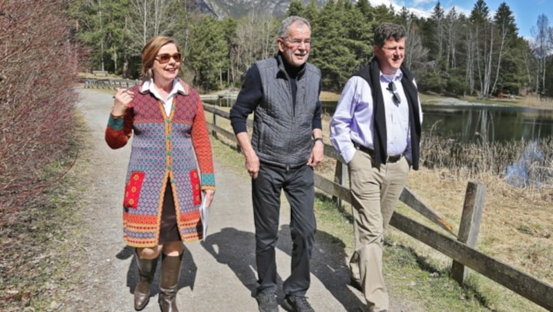 Conny Bischofberger unterwegs mit Alexander und Florian Van der Bellen (Bild: Christof Birbaumer)