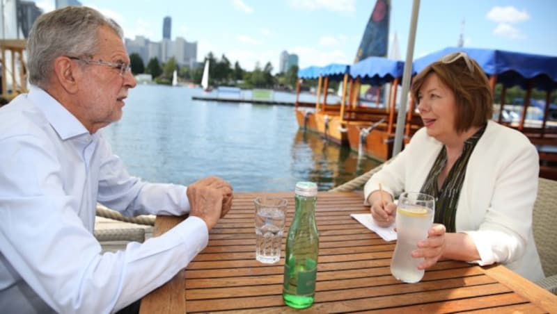 Van der Bellen im Gespräch mit Conny Bischofberger (Bild: Zwefo)