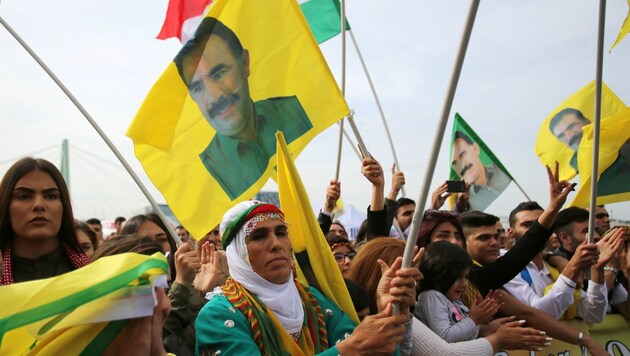 Kurden demonstrierten auch in Köln für die Freilassung ihres Anführers Abdullah Öcalan. (Bild: APA/AFP/dpa/Oliver Berg)