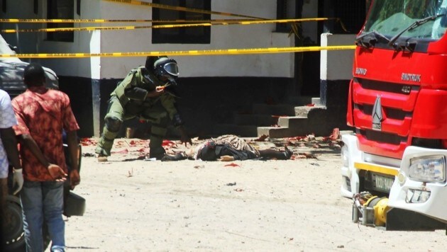Die Angreiferinnen wurden von der Polizei erschossen. (Bild: APA/AFP/STRINGER)