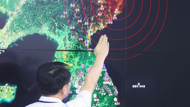 Ein südkoreanischer Experte zeigt das Epizentrum der Erdbebenwellen nach dem nordkoreanischen Test. (Bild: APA/AFP/YONHAP)