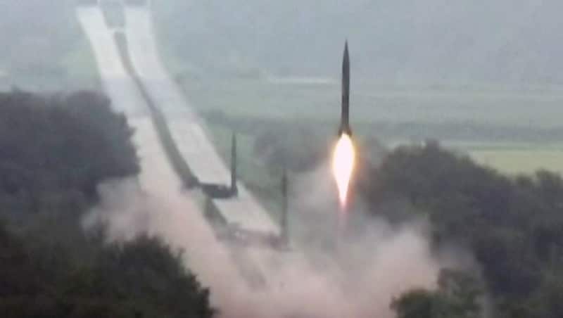 Nordkoreas Militär testet eine Rakete, die Atombomben transportieren kann. (Bild: AP)