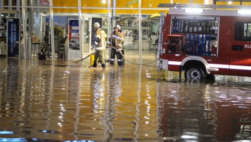 Die Feuerwehr hatte zunächst kaum eine Chance, die Wassermassen zu bekämpfen. (Bild: APA/ZEITUNGSFOTO.AT)