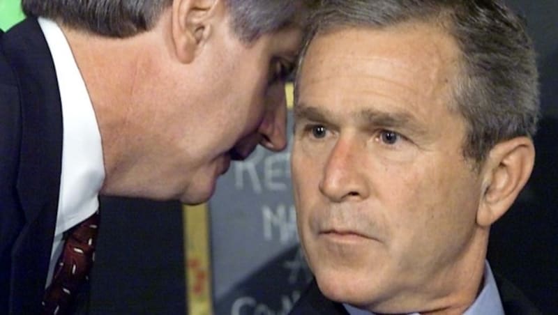 Der Moment, in dem US-Präsident George W. Bush von den Anschlägen informiert wird (Bild: APA/AFP/AFP FILES/PAUL J. RICHARDS)