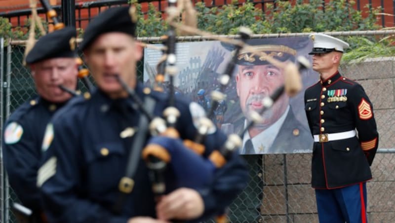 Die Musikkapellen der New Yorker Polizei gedenken der Anschläge vom 11. September. (Bild: AP)