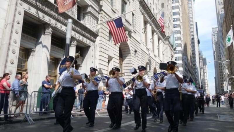 Die Musikkapellen der New Yorker Polizei gedenken der Anschläge vom 11. September. (Bild: AFP)