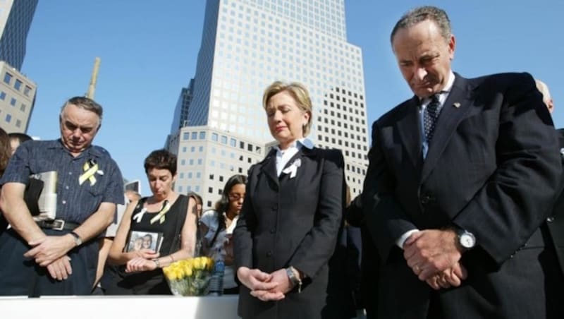 Hillary Clinton bei einer 9/11-Gedenkfeier im Jahr 2003 (Bild: AP)
