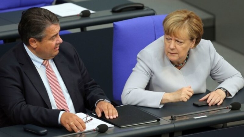 Merkel gerät nun auch ins Visier von Koalitionspartner SPD (im Bild Parteichef Gabriel). (Bild: APA/AFP/dpa/WOLFGANG KUMM)