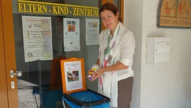 Auch Regina Hamberger vom Eltern-Kind-Zentrum Schwaz hat schon fleißig Plastikverschlüsse gesammelt. (Bild: EKiZ Schwaz)