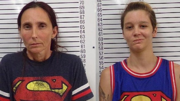 Patricia Ann Spann und ihre Tochter Misty Velvet Dawn Spann nach ihrer Verhaftung (Bild: Stephens County Sheriff's Department)