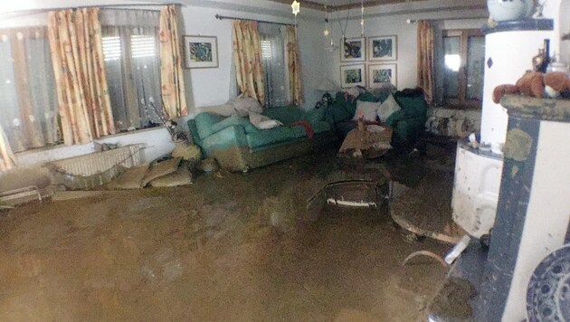 Das Wohnzimmer ist überflutet. (Bild: Clara Milena Steiner)