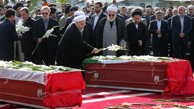 Irans Präsident Hassan Rohani bei einer Trauerfeier für seine getöteten Landsleute (Bild: AP)