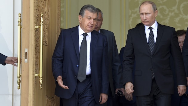Mirsijojew (links im Bild) ist Kremlchef Putin ähnlich wohlgesinnt wie der verstorbene Karimow. (Bild: ASSOCIATED PRESS)