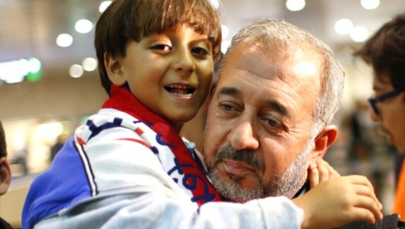 Osama Abdul Mohsen mit seinem Sohn (Bild: AP)