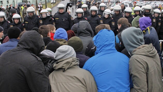 Österreich macht bald dicht: Hier demonstriert die Polizei, wie sie große Gruppen aufhalten möchte (Bild: Sepp Pail)
