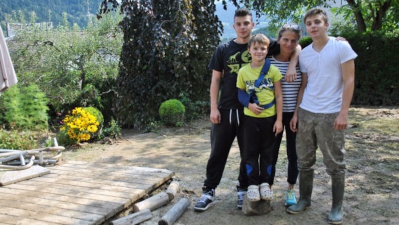 Roswitha Seher und ihre Söhne Alexander (17), Felix (9) und Moritz (15) schlafen wieder zu Hause. (Bild: Clara Milena Steiner)