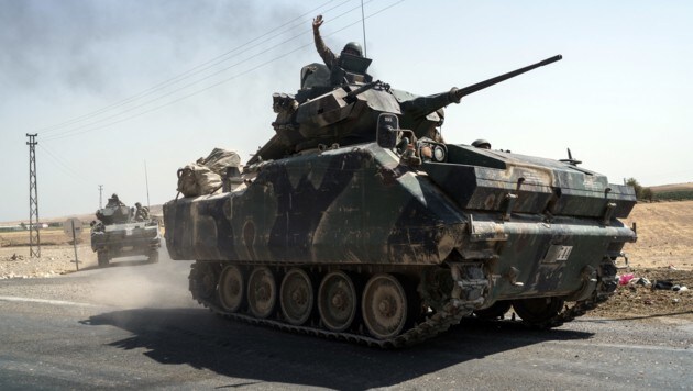 Ein türkischer Panzer in Syrien (Bild: AP)