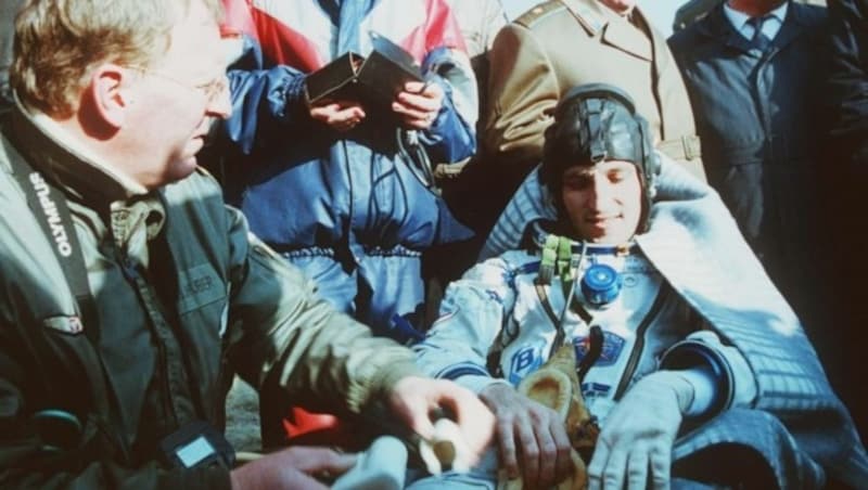 Franz Viehböck nach der Landung am 10. Oktober 1991 in der Steppe von Kasachstan (Bild: APA/WOLFGANG WAGNER)