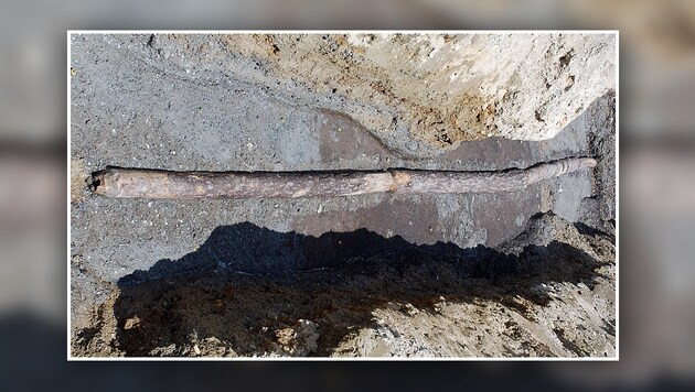 Bei Bodensondierungen wurde die alte Wasserleitung aus Holzröhren entdeckt. (Bild: APA/TLM)