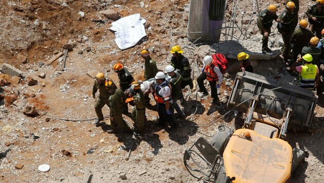 Verschüttete und Verletzte bei Tiefgaragen-Einsturz in Tel Aviv (Bild: AFP)