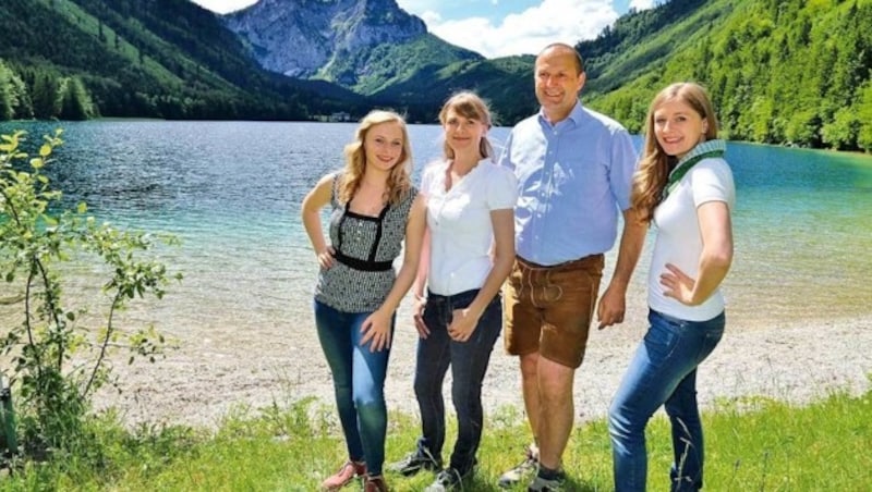 Die Poxrucker Sisters - hier mit Touristiker Andreas Murrey - sind Wander(s)pass-Botschafterinnen. (Bild: Marion Hörmandinger)