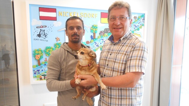 Helfer Abbas und der Bürgermeister mit Chihuahua-Dame "Dixie" (Bild: Christian Schulter)